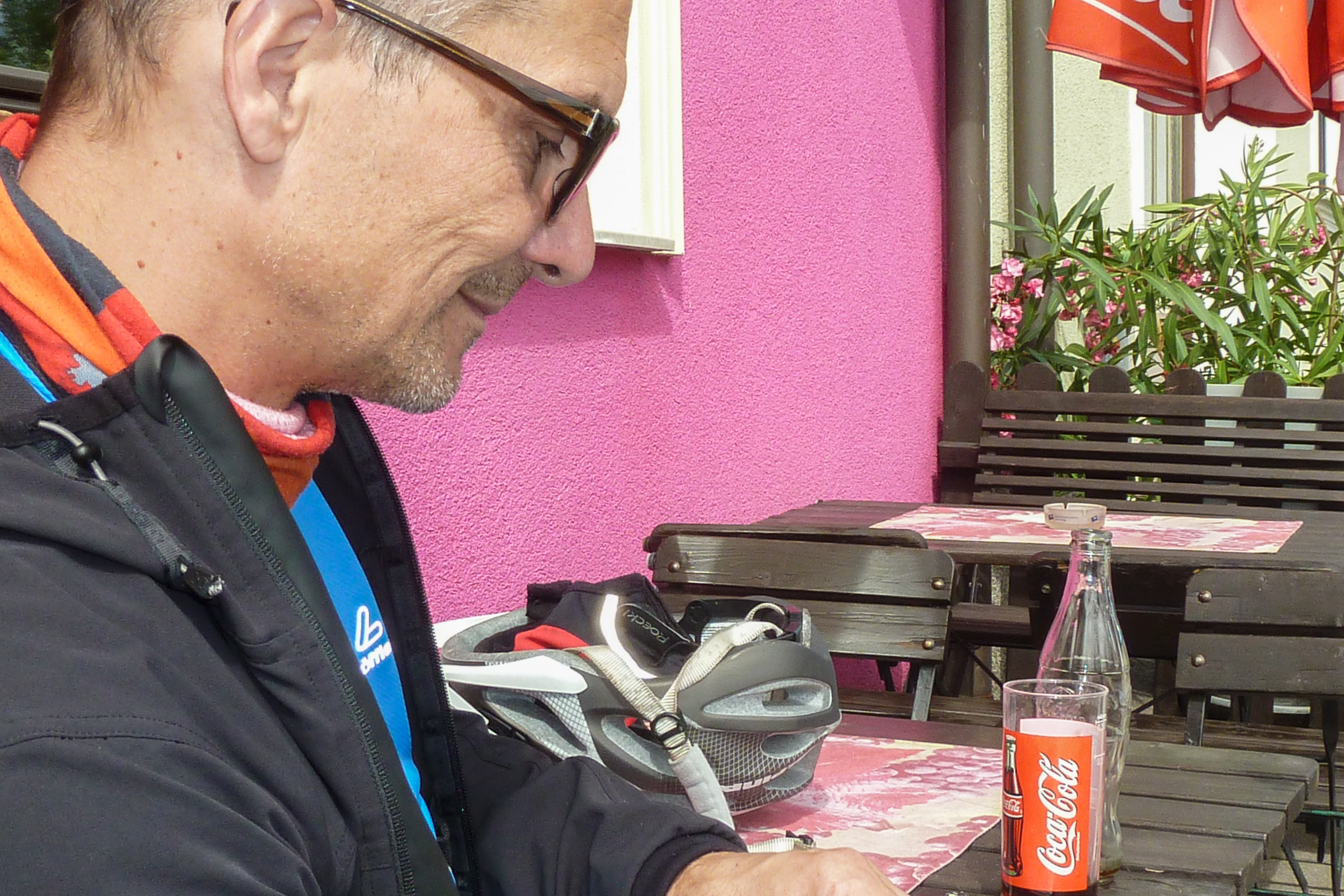 Pause an einer Gasthausterrasse – Kartenstudium bei Cola